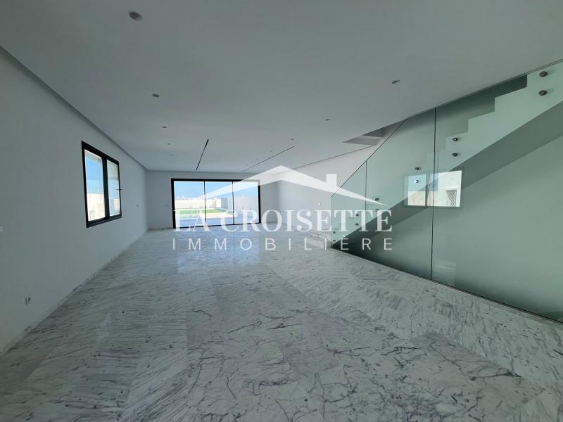 Triplex S+4 avec piscine et vue sur mer à Gammarth